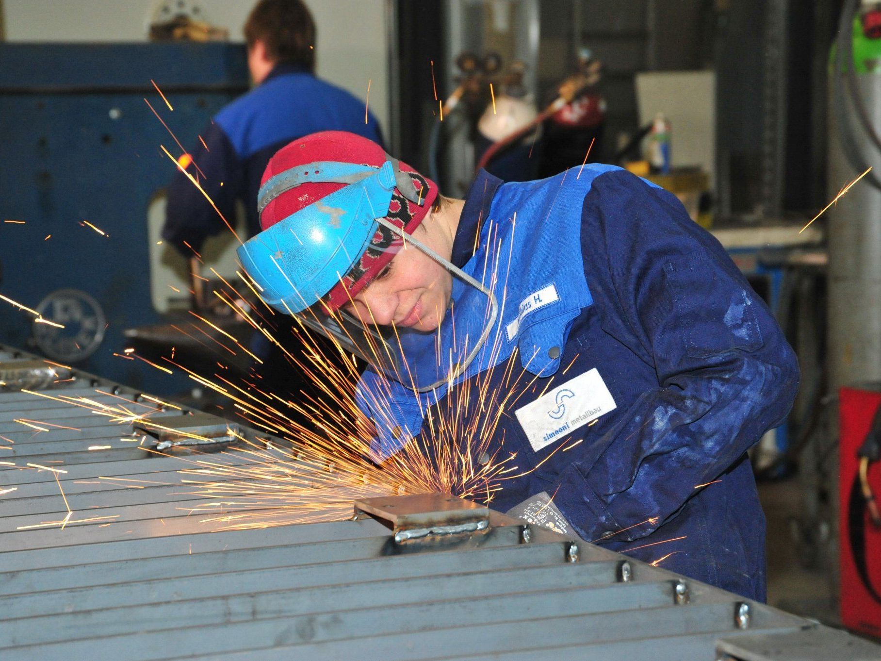 Metalltechniker-Lehrling Matthias Hammerer bei der Arbeit. Metalltechniker-Lehrling Matthias Hammerer bei der Arbeit.