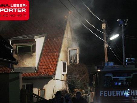 Die Feuerwehr musste stundenlang einen Brand eines Einfamilienhauses in Wien-Donaustadt löschen.