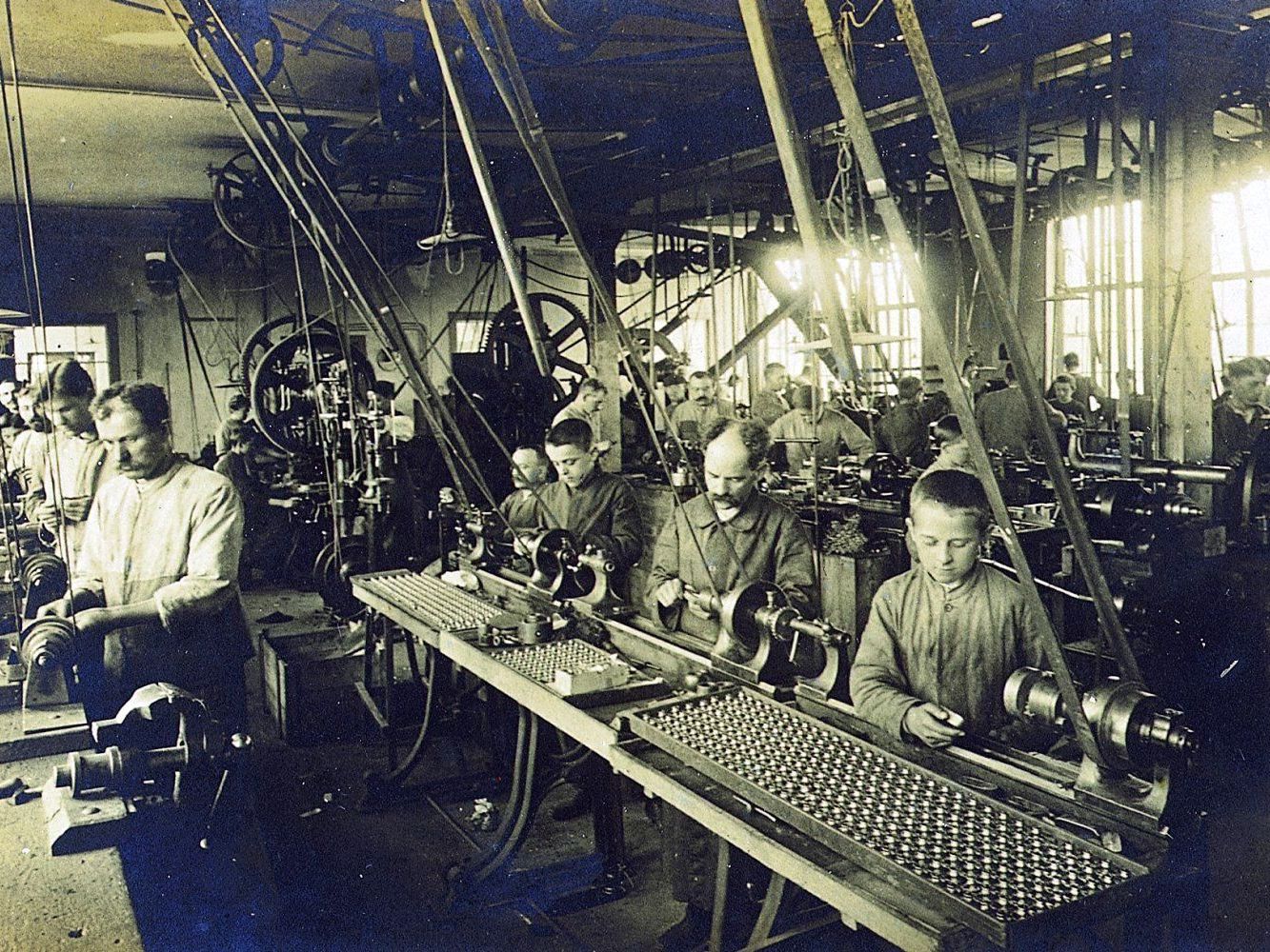 Mitarbeiter der Maschinengießerei Rüsch-Werke in Dornbirn um 1910. Mitarbeiter der Maschinengießerei Rüsch-Werke in Dornbirn um 1910.