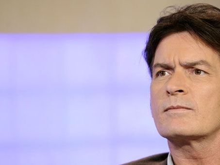 Charlie Sheen soll seine verrückte Phase überstanden haben. Charlie Sheen soll seine verrückte Phase überstanden haben.