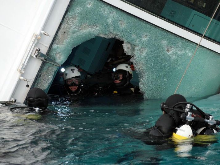 auchmannschaften vor haben am Freitag die Suche nach weiteren Vermissten im Wrack des Kreuzfahrtschiffs "Costa Concordia" unterbrochen auchmannschaften vor haben am Freitag die Suche nach weiteren Vermissten im Wrack des Kreuzfahrtschiffs "Costa Concordia" unterbrochen