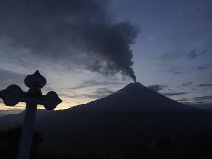 Der Vulkan Tungurahua in Ecuador kurz vor seinem Ausbruch im November 2011.