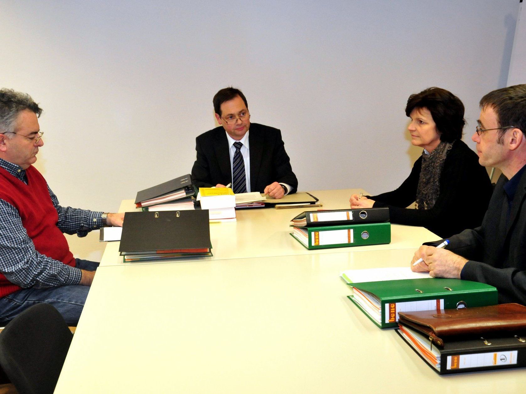 Vor genau einem Jahr, am 31. Jänner 2011, traf sich die Expertenkommission zu ihrer ersten Sitzung - v.l.: Kinder- und Jugendpsychotherapeut Martin Christandl, Landesamtsdirektor Günther Eberle, Landesvolksanwältin Gabriele Strele, Kinder-und Jugendanwalt Michael Rauch Vor genau einem Jahr, am 31. Jänner 2011, traf sich die Expertenkommission zu ihrer ersten Sitzung - v.l.: Kinder- und Jugendpsychotherapeut Martin Christandl, Landesamtsdirektor Günther Eberle, Landesvolksanwältin Gabriele Strele, Kinder-und Jugendanwalt Michael Rauch