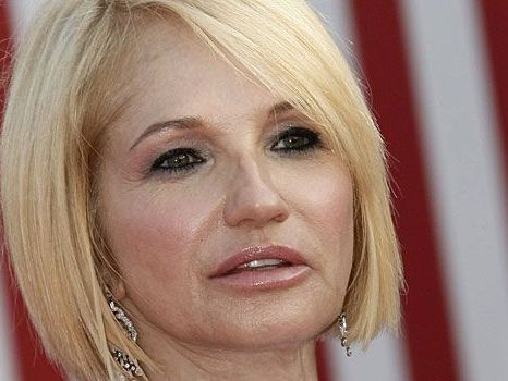 Ellen Barkin lässt sich das Verhalten des Polizisten nicht gefallen. Ellen Barkin lässt sich das Verhalten des Polizisten nicht gefallen.