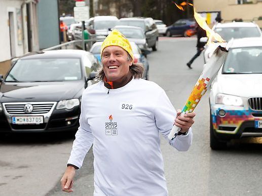 Der Top-Beachvolleyballer Oliver Stamm trug das Olympische Feuer gemeinsam mit 35 Jugendlichen durch Vösendorf. Der Top-Beachvolleyballer Oliver Stamm trug das Olympische Feuer gemeinsam mit 35 Jugendlichen durch Vösendorf.