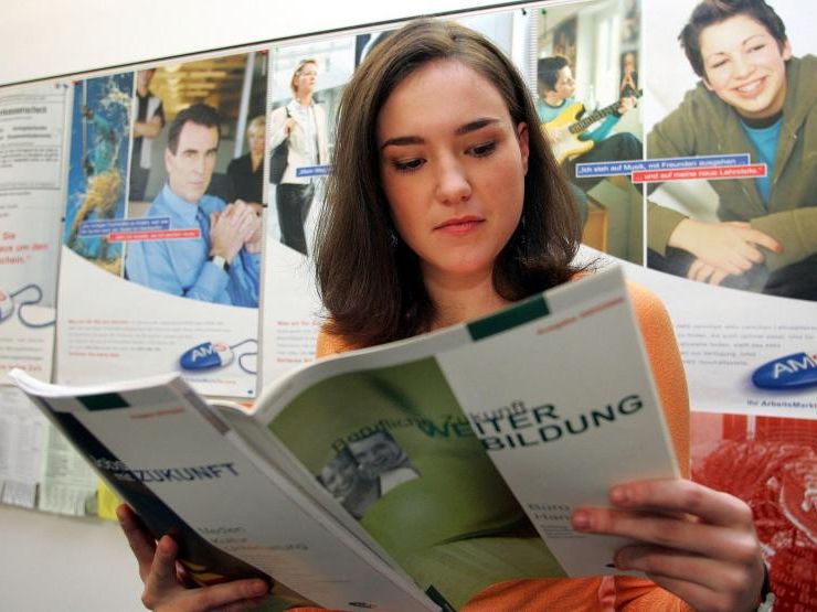 Die Zahl der Arbeitslosen ist leicht gesunken. Die Zahl der Arbeitslosen ist leicht gesunken.