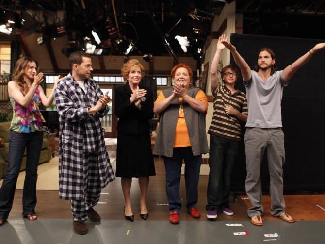 Ashton Kutcher (rechts) mit den anderen „Two and a Half Men“-Stars Ashton Kutcher (rechts) mit den anderen „Two and a Half Men“-Stars