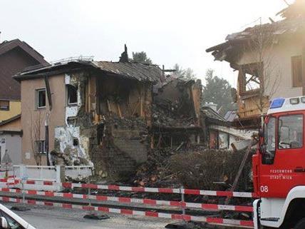 Die Explosion erfasste auch die umliegenden Häuser massiv.