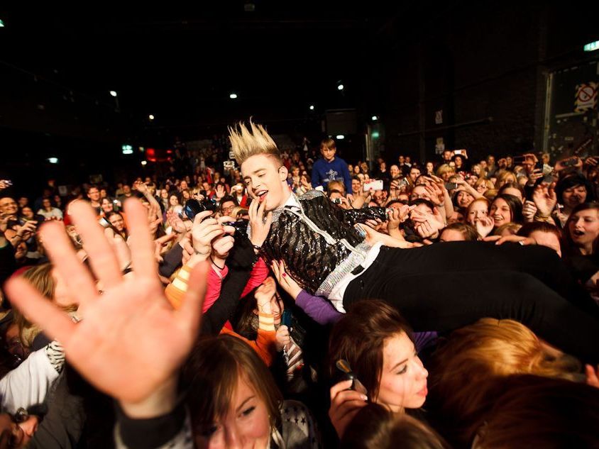 Jedward suchten in der Arena immer wieder den Kontakt zum Publikum.