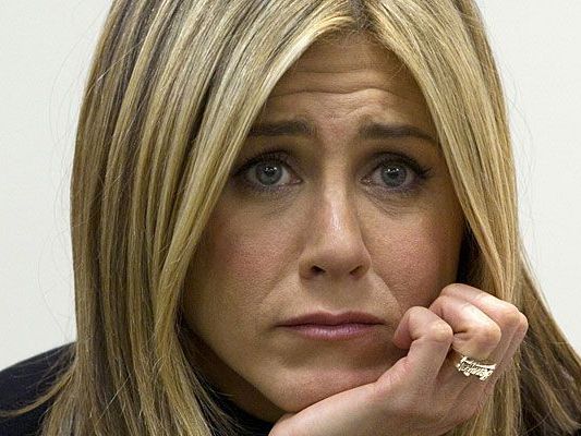Jennifer Aniston will endlich die Fragen aller Fragen gestellt bekommen. Jennifer Aniston will endlich die Fragen aller Fragen gestellt bekommen.