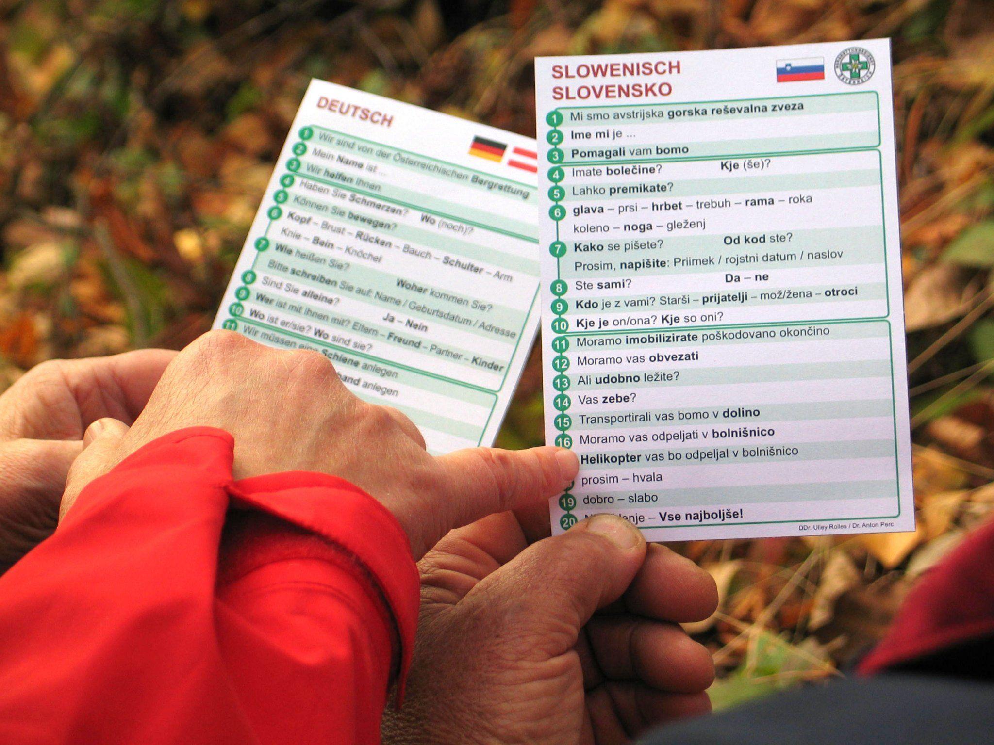 Wetterfeste Sprachkarten dienen den Bergrettern als sprachliche Erste Hilfe bei der Bergung von ausländischen Verunglückten.