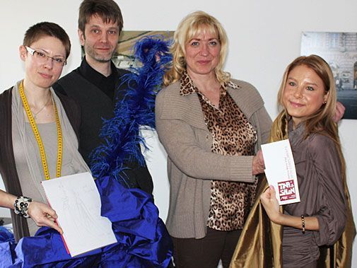Dieses Team steckt hinter dem Opernball-Kleid von Anastasia "Katzi" Sokol. Dieses Team steckt hinter dem Opernball-Kleid von Anastasia "Katzi" Sokol.