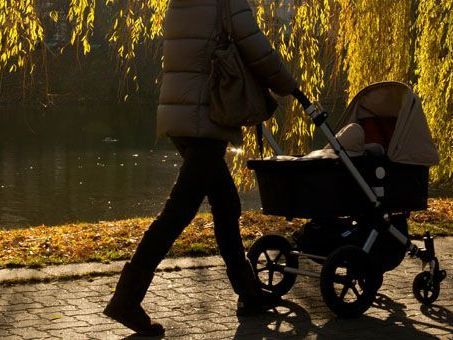 In Wien-Favoriten warfen Jugendliche einen Knallkörper nach einem Kinderwagen. In Wien-Favoriten warfen Jugendliche einen Knallkörper nach einem Kinderwagen.
