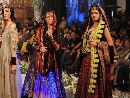Bunt, aber geheimnisvoll: Models präsentieren die neueste Kollektion von Designer Ali Xeeshan. Bunt, aber geheimnisvoll: Models präsentieren die neueste Kollektion von Designer Ali Xeeshan.