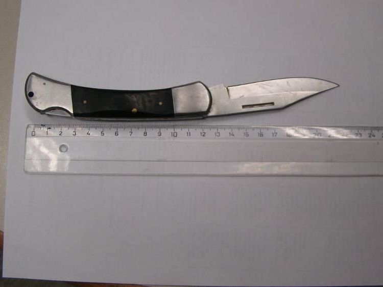 Mit diesem Messer wollte der ganz harte Bursche sein Geld zurückfordern Mit diesem Messer wollte der ganz harte Bursche sein Geld zurückfordern