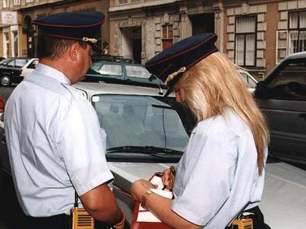 In Wien soll es bald neue "Parksheriffs" geben um eine einheitliche Parkraumüberwachung zu garantieren.