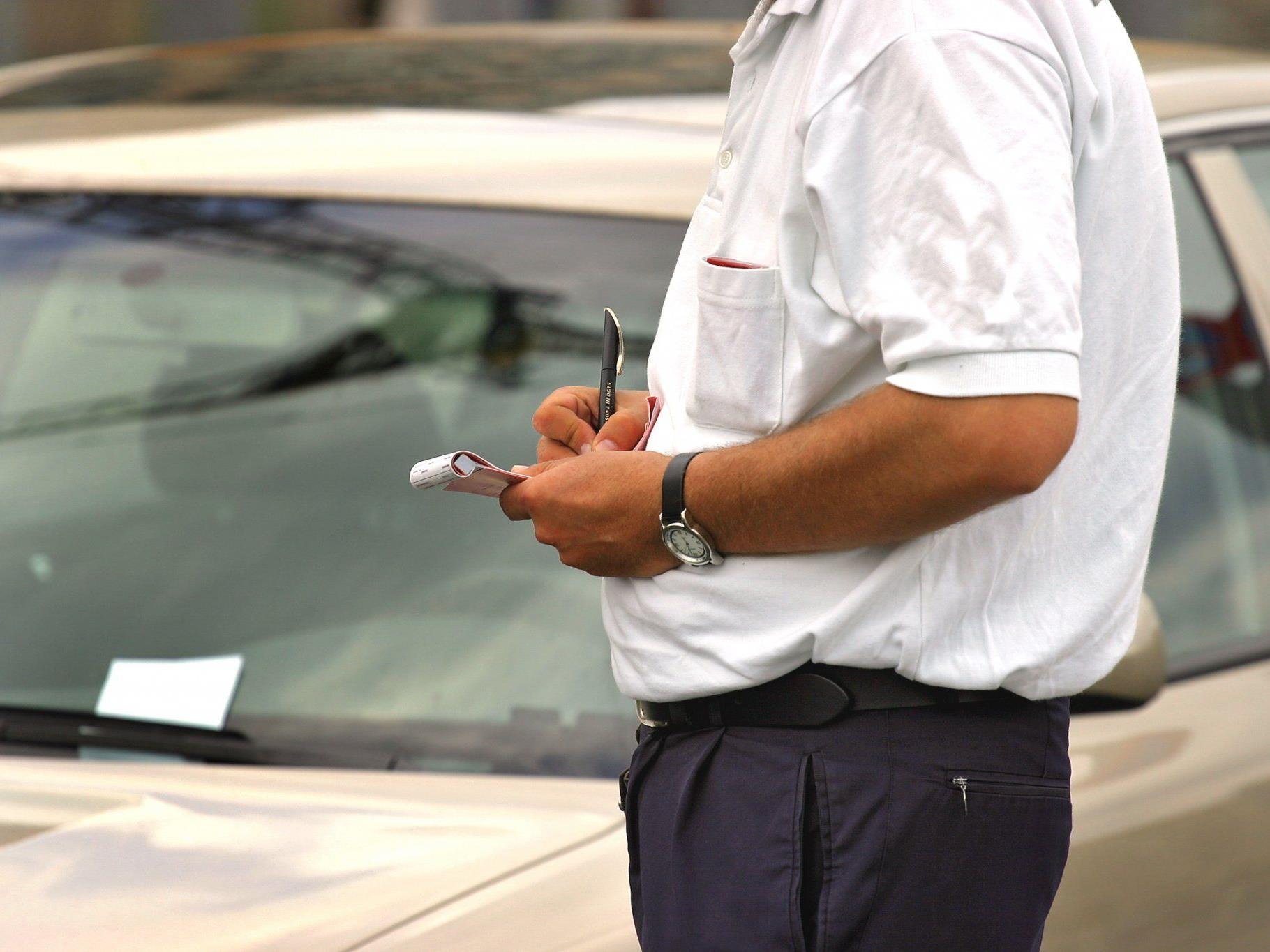 Parkraumüberwachung neu: Ab 1. September 2012 werden die "Parksheriffs" nurnoch von der Polizei gestellt.