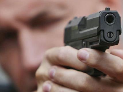 Ein 19-Jähriger schoss am Samstagabend mit einer Pistole auf der Triester Straße in Wien-Favoriten um sich.