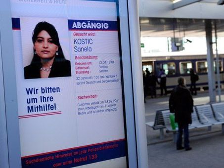 Auf riesigen Infoscreens zeigt die Wiener Polizei Fahndungsfotos in Bahnhöfen.