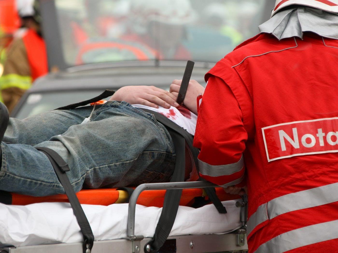 Bei einem Arbeitsunfall in Wien-Leopoldstadt wurde ein 22-Jähriger schwer verletzt.