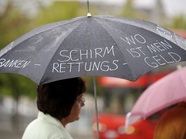 Die Ratingagentur Standard & Poor's (S&P) hat nach mehreren Euroländern am Montag auch den Rettungsschirm EFSF auf AA+ herabgestuft. Die Ratingagentur Standard & Poor's (S&P) hat nach mehreren Euroländern am Montag auch den Rettungsschirm EFSF auf AA+ herabgestuft.