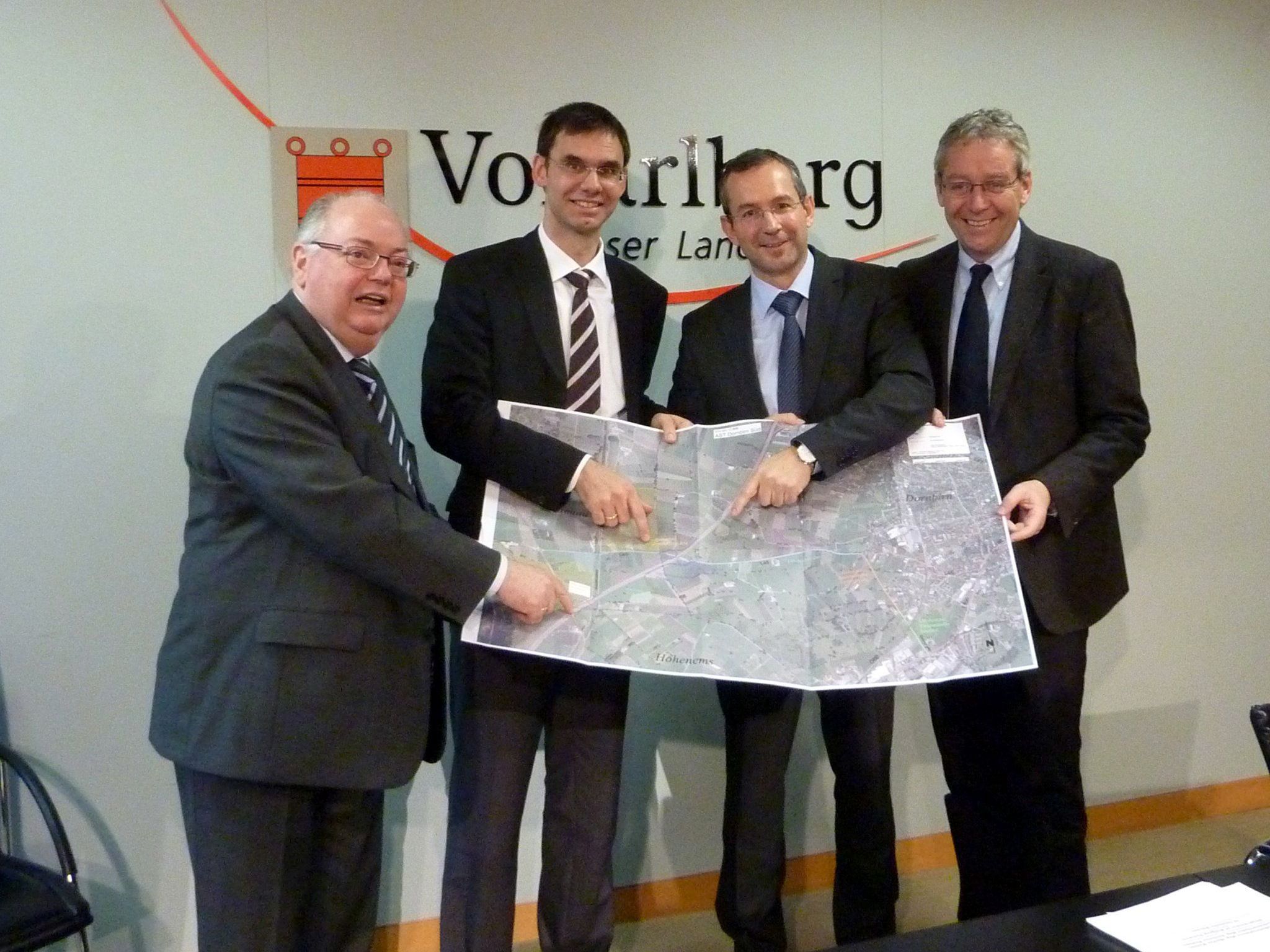 Landeshauptmann Markus Wallner, LSth. Karlheinz Rüdisser, Bürgermeister Rümmele und ASFINAG-Geschäftsführer Alexander Walcher präsentierten das Projekt "Autobahnanschluss Rheintal-Mitte" Landeshauptmann Markus Wallner, LSth. Karlheinz Rüdisser, Bürgermeister Rümmele und ASFINAG-Geschäftsführer Alexander Walcher präsentierten das Projekt "Autobahnanschluss Rheintal-Mitte"