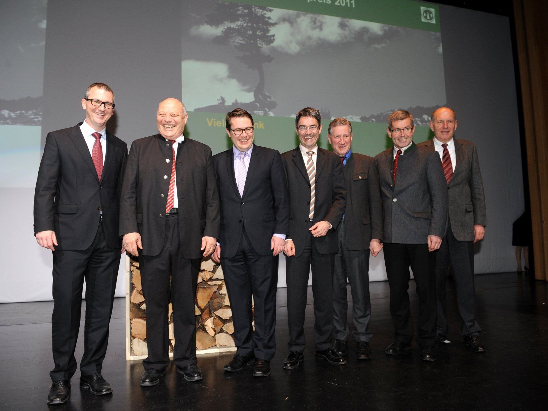 RR Hugo Quaderer (Liechtenstein), LH Luis Durnwalder (Südtirol), RR Benedikt Würth (Liechtenstein), RR Dr. Mario Cavigelli (Graubünden), LR Ing. Erich Schwärzler (Vorarlberg), LH-Stv. Anton Steixner (Tirol), MR Franz Brosinger (Bayern) freuen sich über die grenzübergreifende Zusammenarbeit. RR Hugo Quaderer (Liechtenstein), LH Luis Durnwalder (Südtirol), RR Benedikt Würth (Liechtenstein), RR Dr. Mario Cavigelli (Graubünden), LR Ing. Erich Schwärzler (Vorarlberg), LH-Stv. Anton Steixner (Tirol), MR Franz Brosinger (Bayern) freuen sich über die grenzübergreifende Zusammenarbeit.