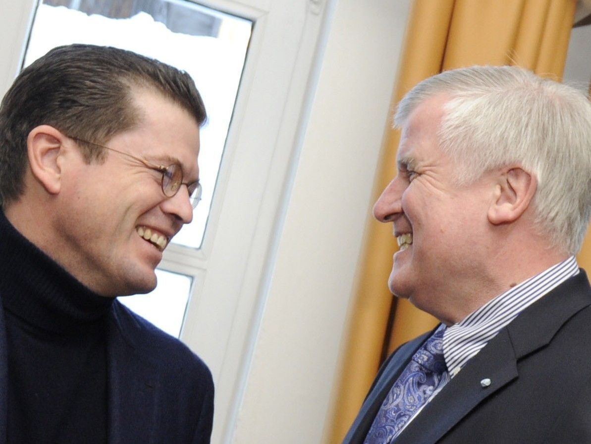 Der bayerische Ministerpräsident Horst Seehofer (r) will Guttenberg wieder zurückholen. Der bayerische Ministerpräsident Horst Seehofer (r) will Guttenberg wieder zurückholen.