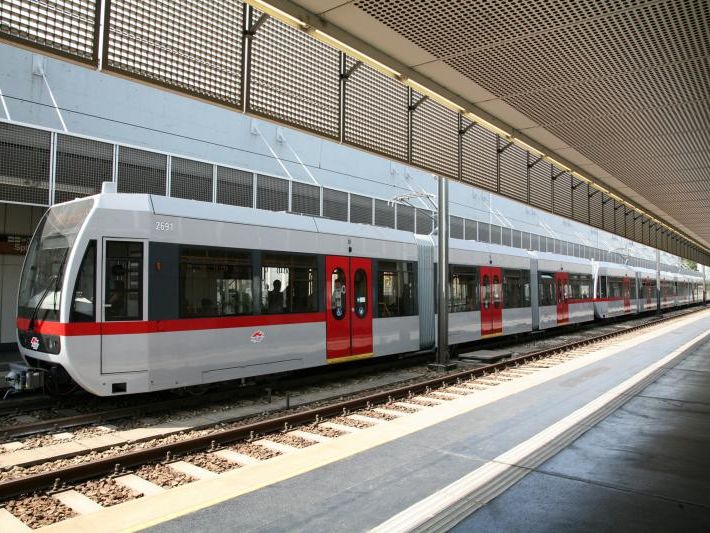 Erneut muss die U-Bahnlinie U6 wegen Reparaturarbeiten nach einem Kupferkabeldiebstahl unterbrochen werden. Erneut muss die U-Bahnlinie U6 wegen Reparaturarbeiten nach einem Kupferkabeldiebstahl unterbrochen werden.