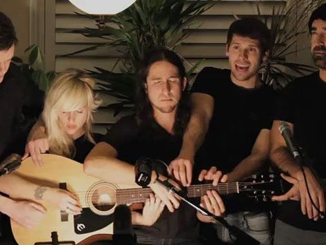 Kanadische Band Walk off the Earth wurde für ihre originelle Idee mit Millionen von Aufrufen belohnt. Kanadische Band Walk off the Earth wurde für ihre originelle Idee mit Millionen von Aufrufen belohnt.
