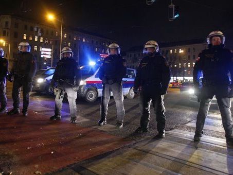 Auch dieses Jahr wird es wieder zu Demonstrationen gegen den WKR-Ball kommen. Auch dieses Jahr wird es wieder zu Demonstrationen gegen den WKR-Ball kommen.