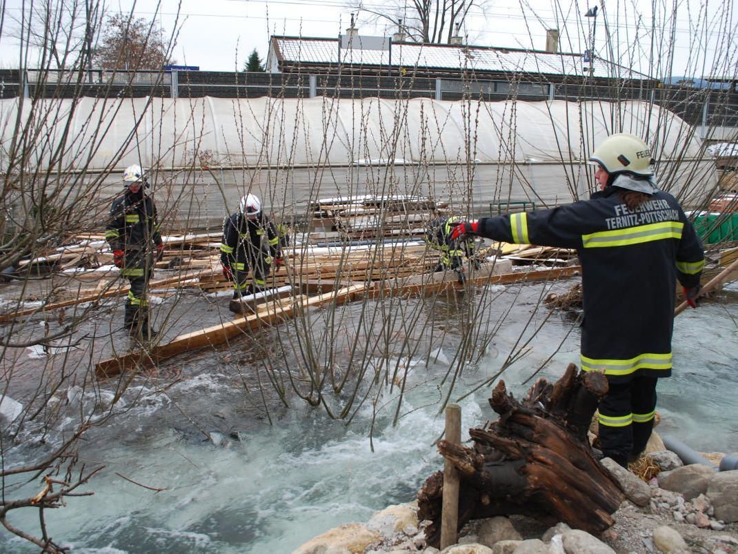 Im Moment ist nicht Feuer, sondern Eis, die Hauptbeschäftigung der Freiwilligen Feuerwehren Im Moment ist nicht Feuer, sondern Eis, die Hauptbeschäftigung der Freiwilligen Feuerwehren