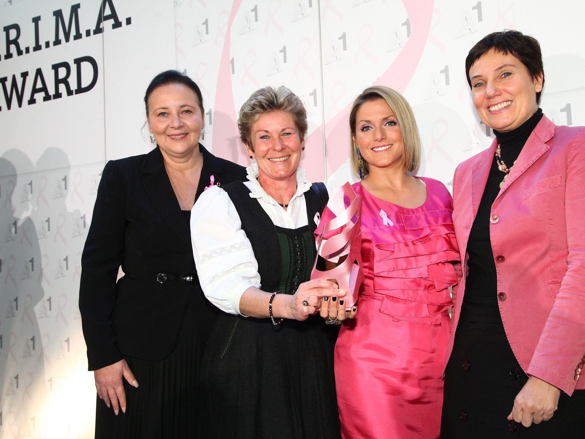 Jeanette Biedermann überreichte den P.R.I.M.A Award an das Team des Unfallkrankenhauses Kalwang.