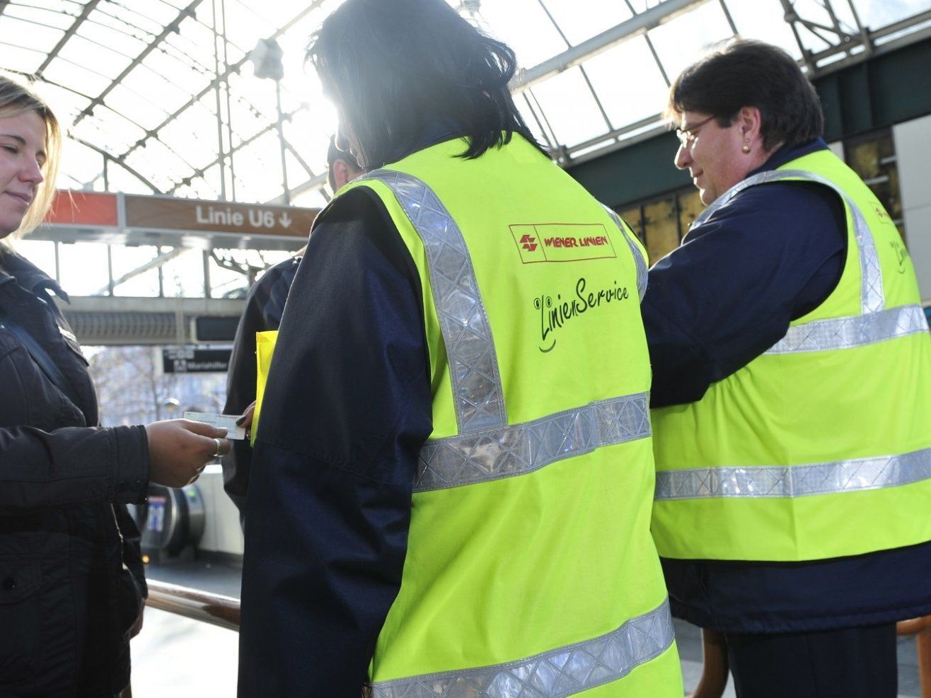 Kontrollorgane der Wiener Linien bei der Arbeit. Kontrollorgane der Wiener Linien bei der Arbeit.
