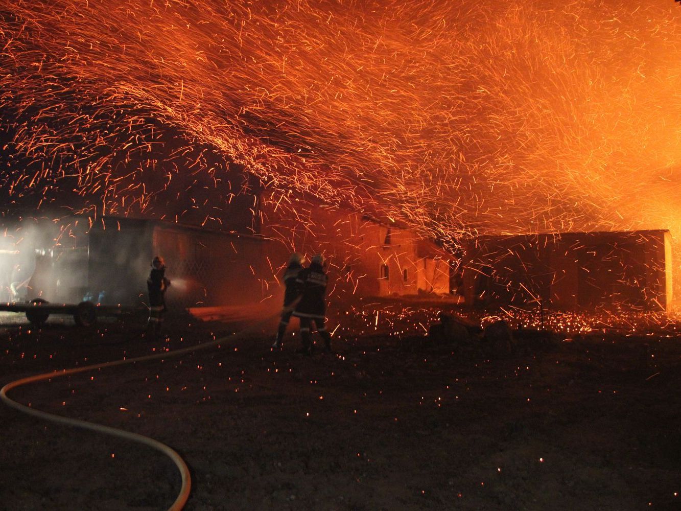 Zehn Feuerwehren mit insgesamt 130 Kräften standen in der Nacht auf Mittwoch bei einem Großbrand in St. Marienkirchen im Einsatz. Zehn Feuerwehren mit insgesamt 130 Kräften standen in der Nacht auf Mittwoch bei einem Großbrand in St. Marienkirchen im Einsatz.