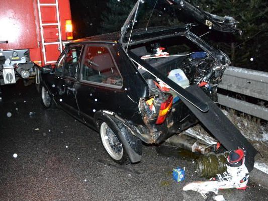 Richtig aufgeschlitzt wurde dieser Wagen beim Unfall bei Neunkirchen Richtig aufgeschlitzt wurde dieser Wagen beim Unfall bei Neunkirchen