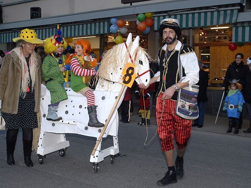 Alles Glück dieser Erde liegt auf dem Rücken der Pferde - auch beim "Schrus´r Fasnatomzug 2011". Alles Glück dieser Erde liegt auf dem Rücken der Pferde - auch beim "Schrus´r Fasnatomzug 2011".
