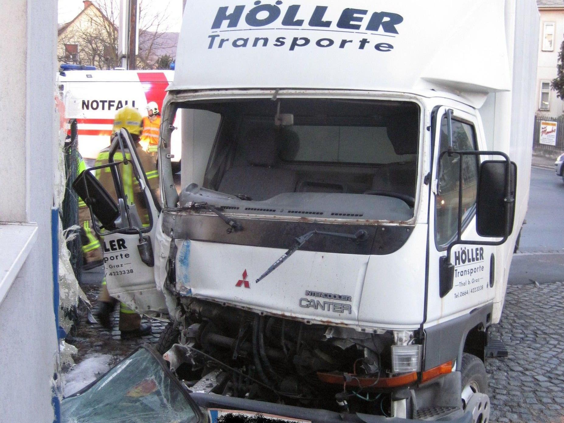 Bei dem Unfall in den sowohl ein Lkw als auch ein Auto verwickelt waren, sind drei Personen verletzt worden.