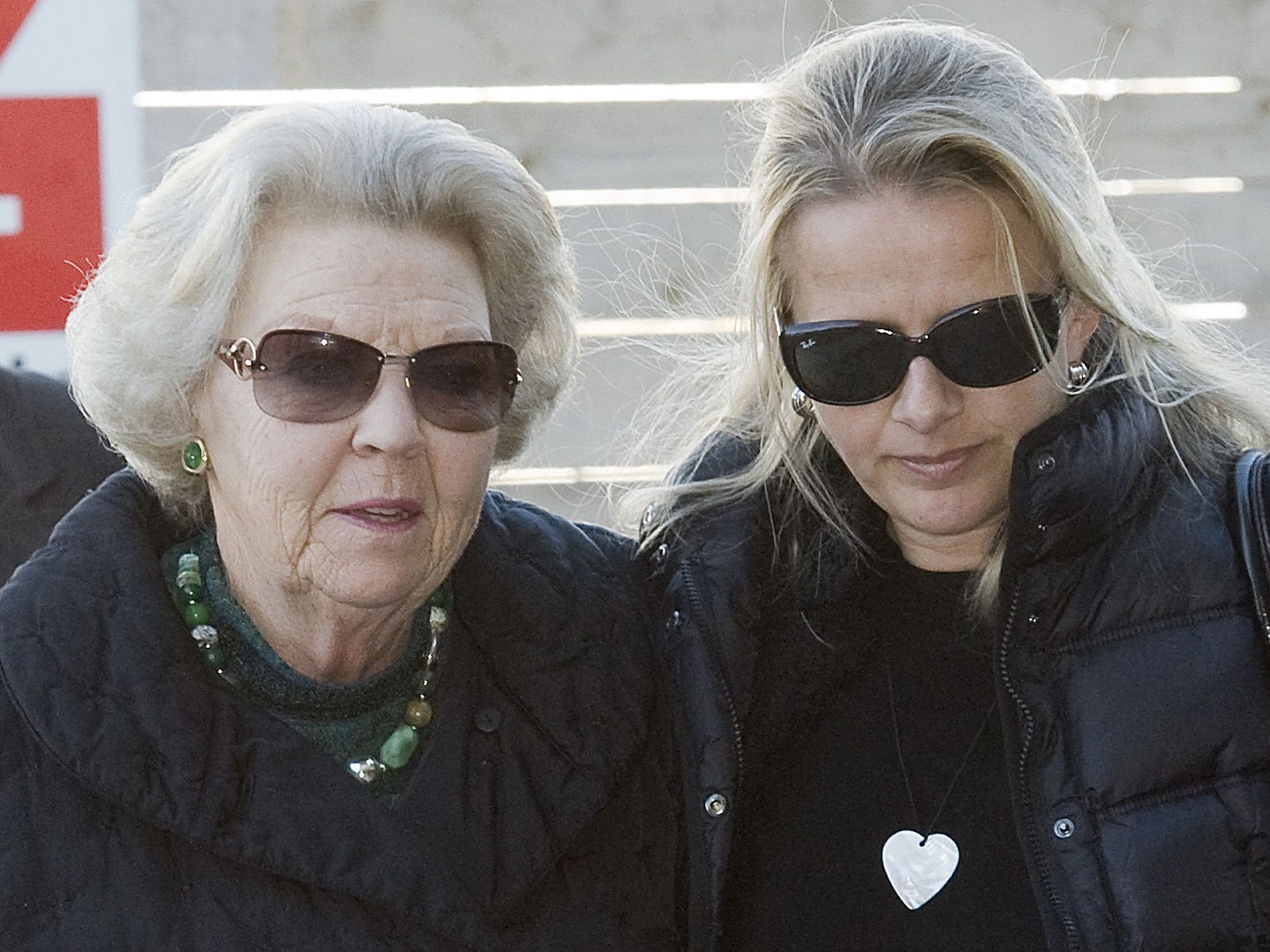 Königin Beatrix und Schwiegertochter Mabel auf Besuch bei Prinz Friso in der Uniklinik Innsbruck.