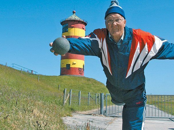 „Fleu herut“ – werfe weg. Hermann Jansen ist Profi – hinter dem Deich zeigt er, wie‘s geht „Fleu herut“ – werfe weg. Hermann Jansen ist Profi – hinter dem Deich zeigt er, wie‘s geht