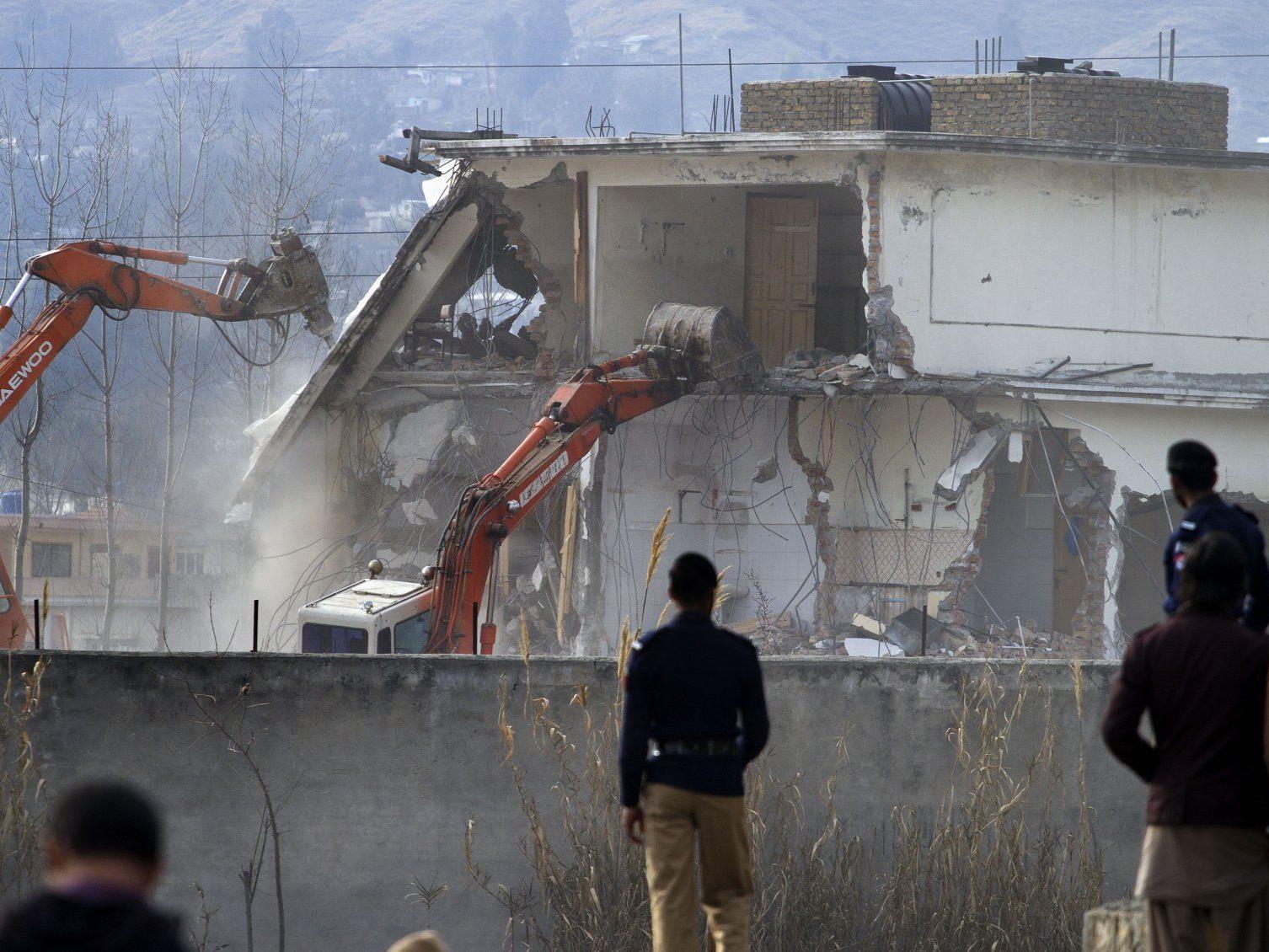Bin Ladens ehemaliger Residenz wird mit Abrissbaggern zu Leibe gerückt.