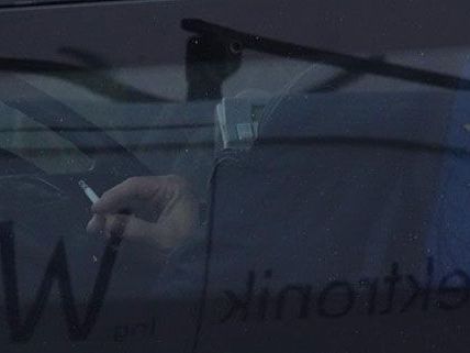 Dass der Busfahrer am Steuer sitzt und raucht, ist auf dem Bild deutlich erkennbar Dass der Busfahrer am Steuer sitzt und raucht, ist auf dem Bild deutlich erkennbar