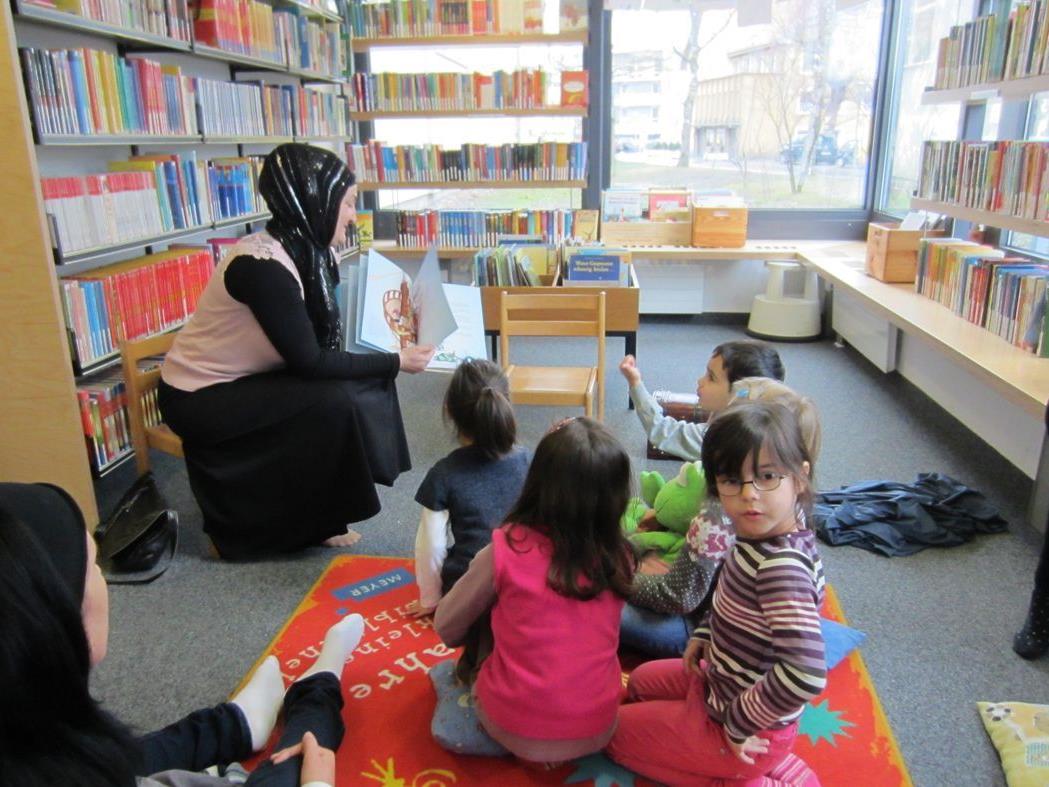 Auch die Sprachförderkinder und zwei Muttis besuchten die Bücherei.