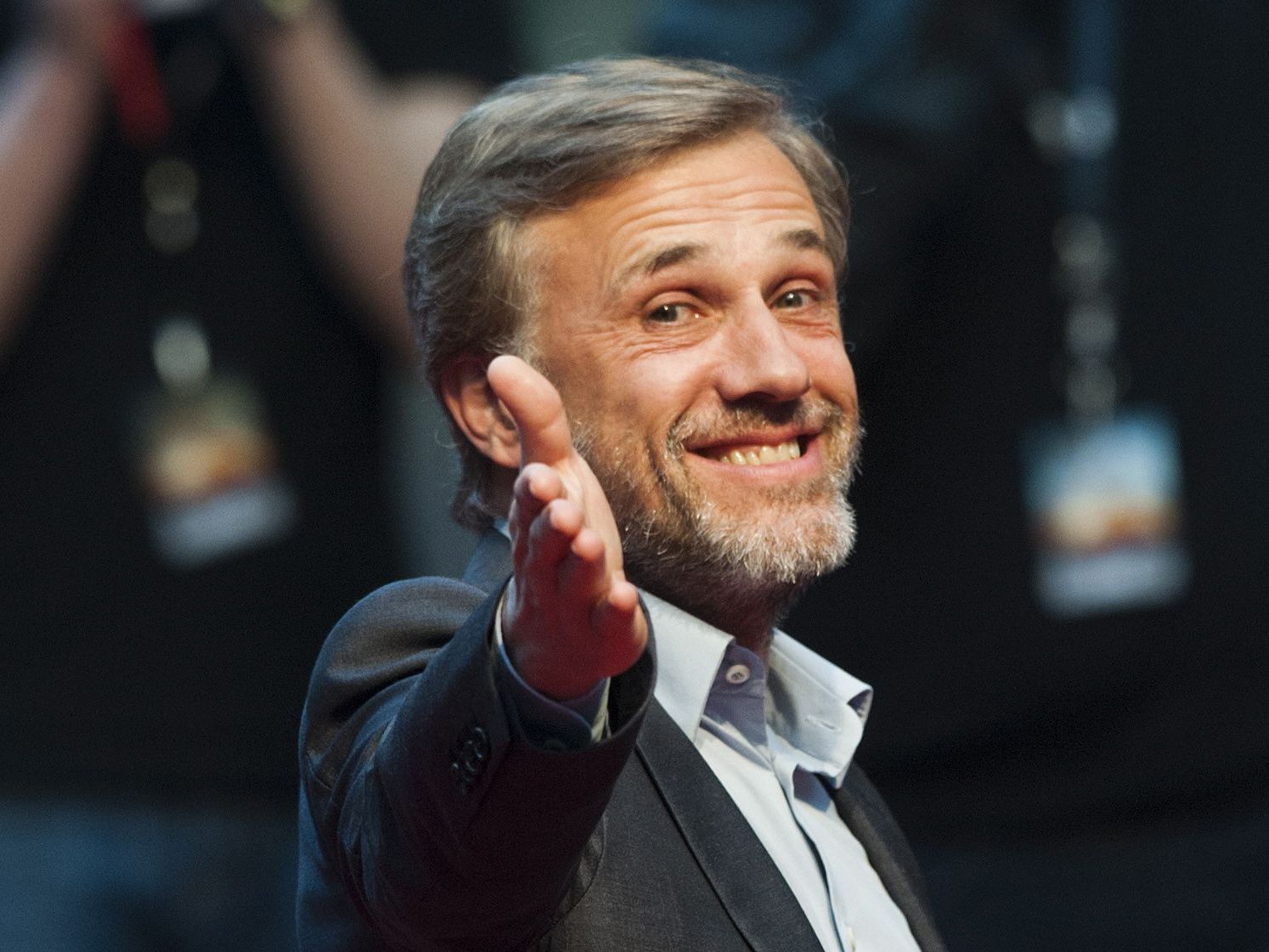 Christoph Waltz überrascht mit gekonnten Tanzbewegungen und der perfektionierten Choreo aus "Flashdance". Christoph Waltz überrascht mit gekonnten Tanzbewegungen und der perfektionierten Choreo aus "Flashdance".