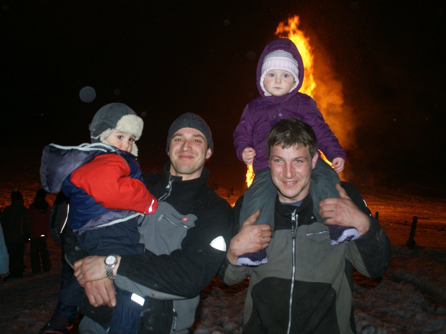 Dominik, Markus, Johanna und Funkenmeister Raimund Franz beim Funken am Rain. Dominik, Markus, Johanna und Funkenmeister Raimund Franz beim Funken am Rain.