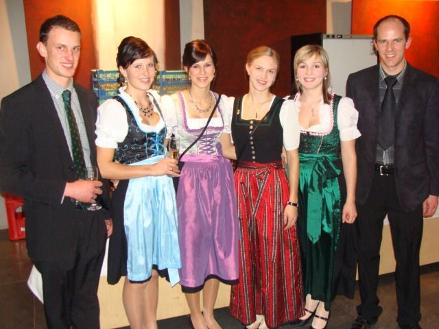 Zahlreiche Jugendliche mischten sich unter die Ballgäste Zahlreiche Jugendliche mischten sich unter die Ballgäste