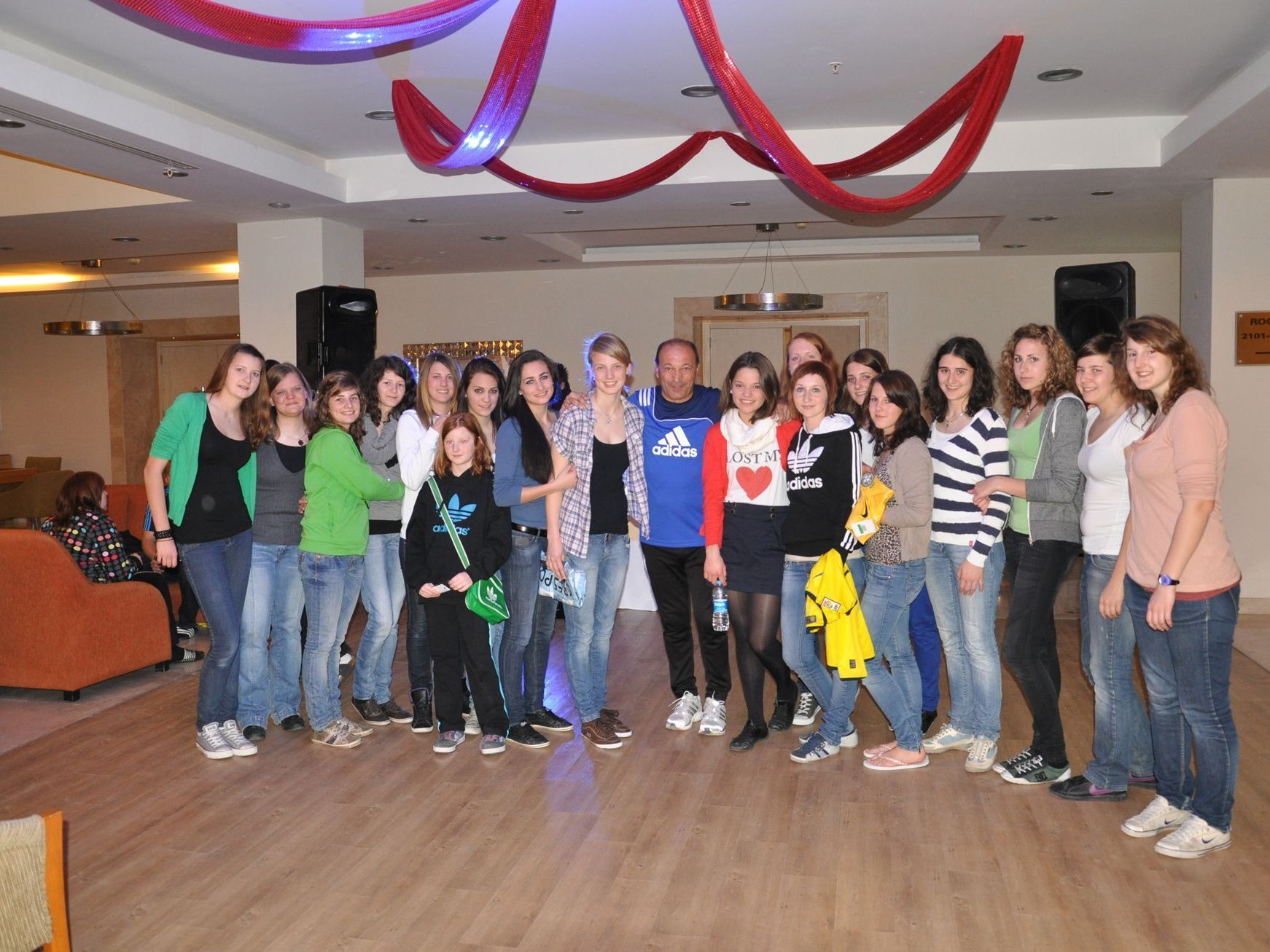 Die Sulner Fussballgirls mit ihrem Betreuer Luigi Ponte im Xanthe Resort. Die Sulner Fussballgirls mit ihrem Betreuer Luigi Ponte im Xanthe Resort.