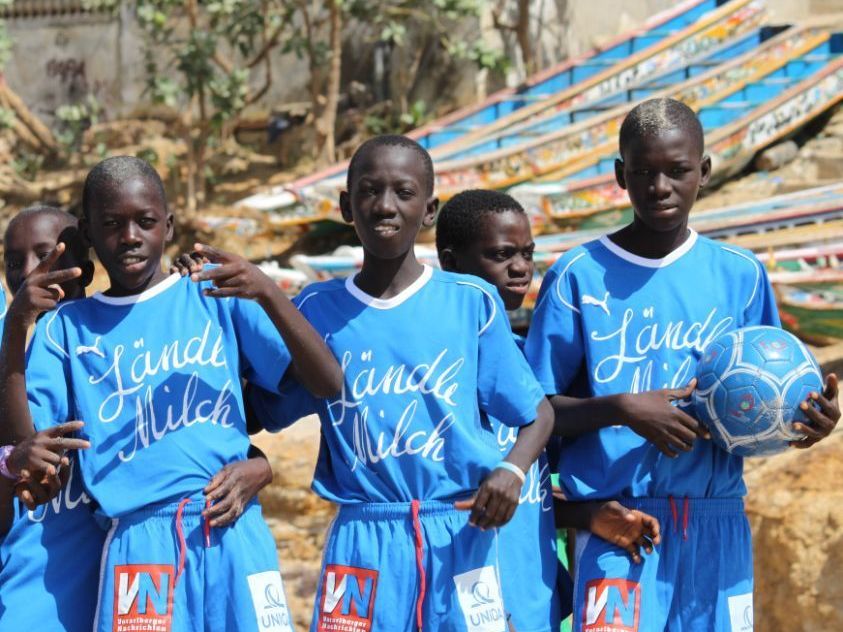 Glückliche Sportsfreunde aus dem Senegal mit den FC-Blau-Weiß-Dressen. Glückliche Sportsfreunde aus dem Senegal mit den FC-Blau-Weiß-Dressen.