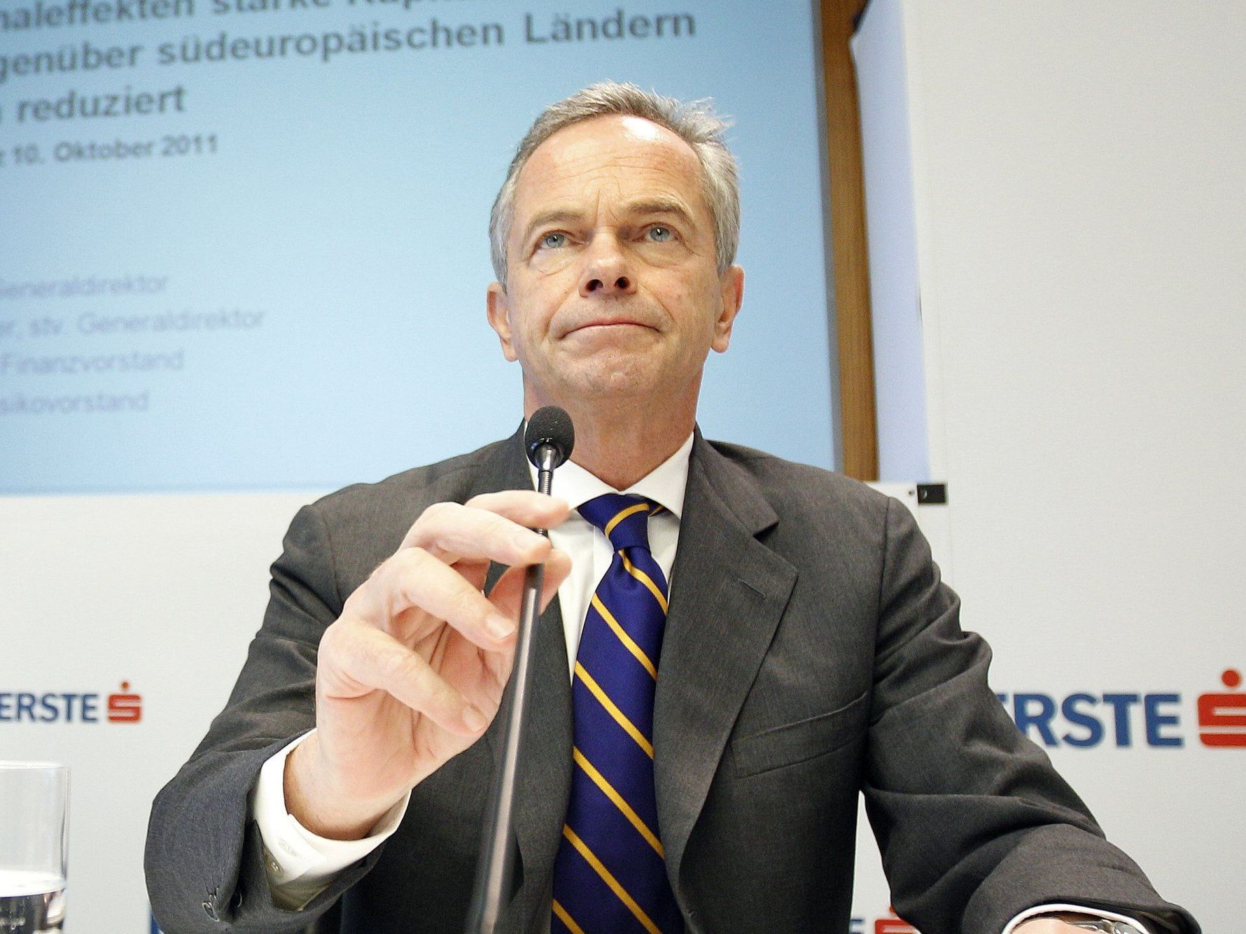 Die Erste Group verliert im Jahr 2011 fast 720 Millionen Euro. Die Erste Group verliert im Jahr 2011 fast 720 Millionen Euro.