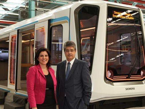 Im Vordergrund die Siemens-Chef, im Hintergrund eine neue Straßenbahn für die asiatischen Markt